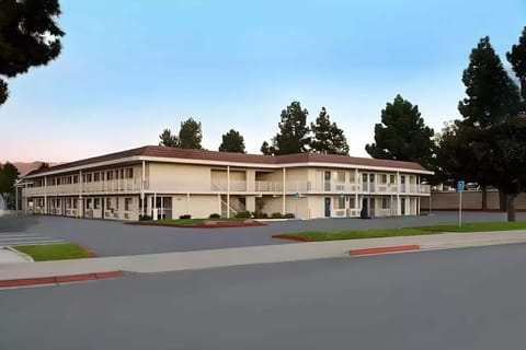 Super 8 by Wyndham San Jose Hotel in Evergreen