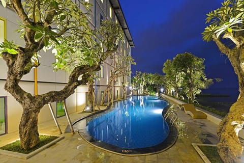 Swimming pool [outdoor]