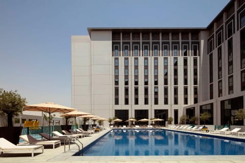 Swimming pool [outdoor]