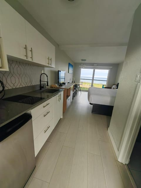 Sea Edge Beachside Hotel Motel in Parksville