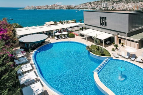 Swimming pool [outdoor]