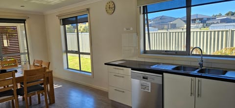 Penguin Retreat Hotel in Penguin