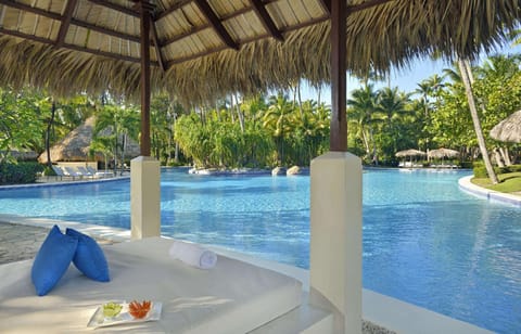 Swimming pool [outdoor]