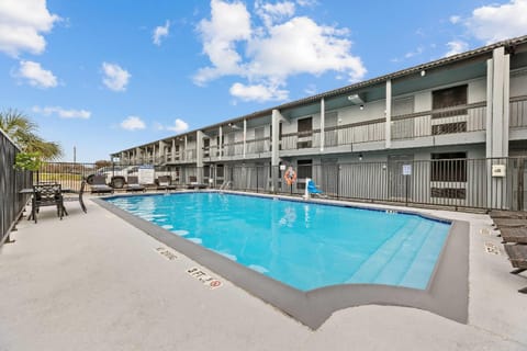 Super 8 by Wyndham Texas City/Galveston Area Hotel in La Marque