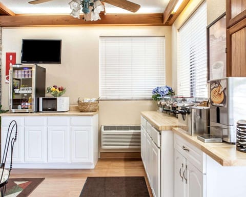 Econo Lodge Inn & Suites on the River Hotel in Gatlinburg