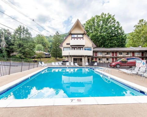 Econo Lodge Inn & Suites on the River Hotel in Gatlinburg