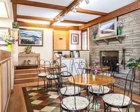 Econo Lodge Inn & Suites on the River Hotel in Gatlinburg