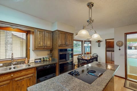 Lakeside Bliss Hotel in Garland County