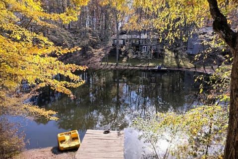 Lakeside Bliss Hotel in Garland County