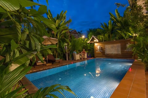 Swimming pool [outdoor]