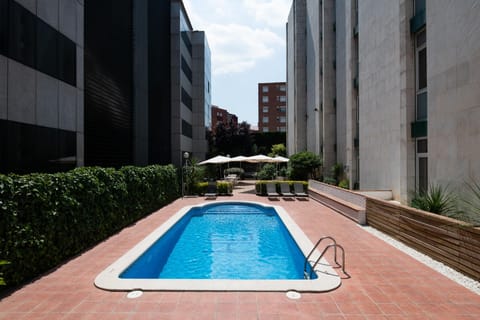 Swimming pool [outdoor]