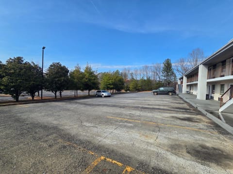 Deerfield Lodge Hotel in Acworth