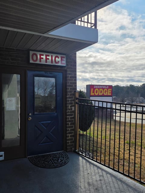 Deerfield Lodge Hotel in Acworth