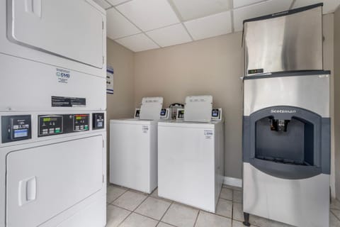 Deerfield Lodge Hotel in Acworth