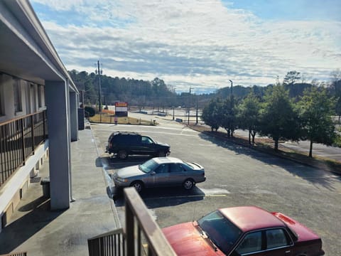 Deerfield Lodge Hotel in Acworth