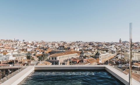 Swimming pool [outdoor]