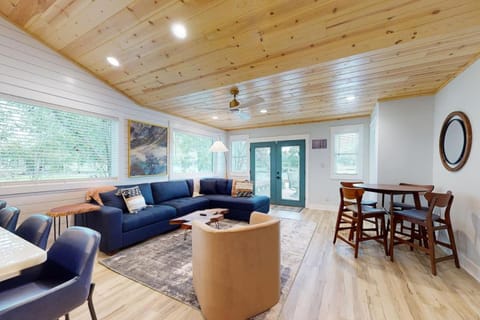 Lake house with pier and grill Lodge in Lake Hamilton