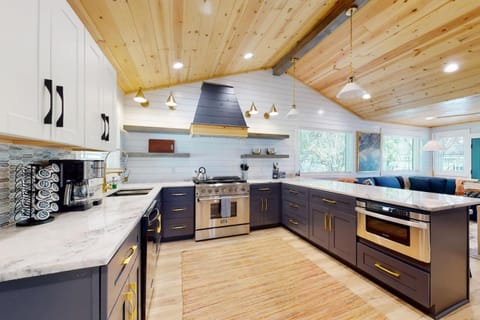 Lake house with pier and grill Lodge in Lake Hamilton