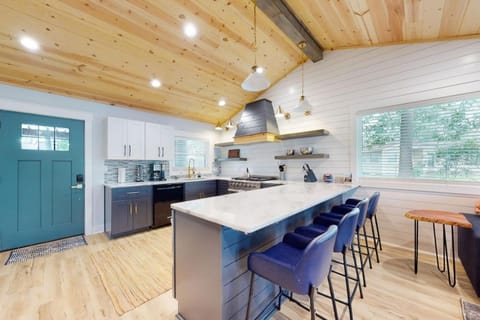 Lake house with pier and grill Lodge in Lake Hamilton