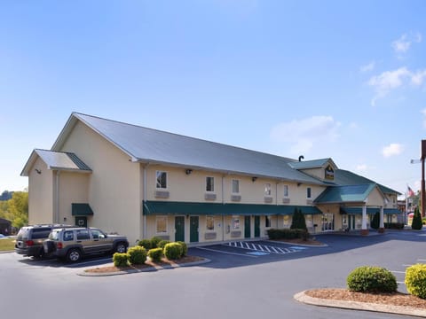 Douglas Inn and Suites Cleveland Hotel in Cleveland