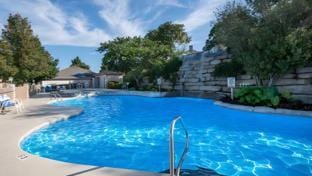 Swimming pool [outdoor]