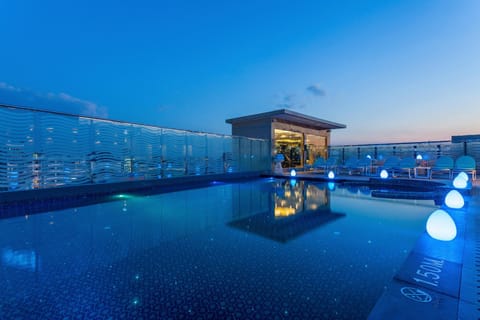 Swimming pool [outdoor]