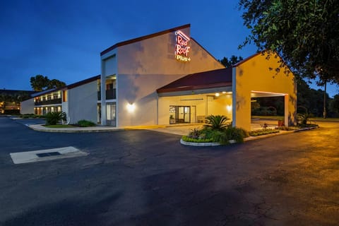 Red Roof PLUS+ Mt Pleasant - Patriots Point Hotel in Mount Pleasant