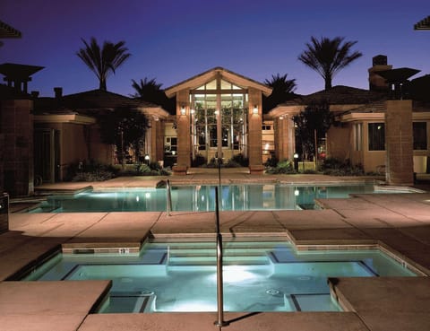 Swimming pool [outdoor]
