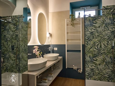 Vista Piazza dei Martiri Hotel in Naples