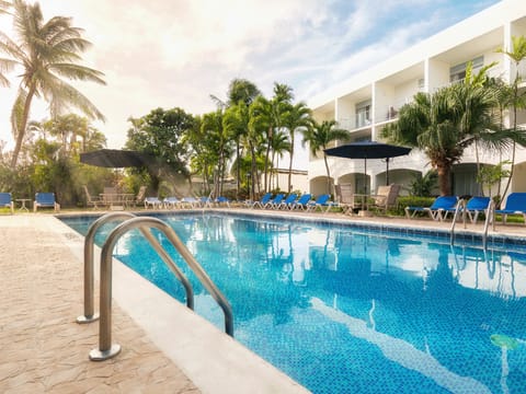 Swimming pool [outdoor]