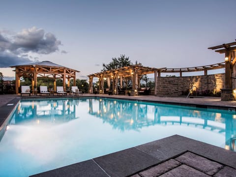 Swimming pool [outdoor]