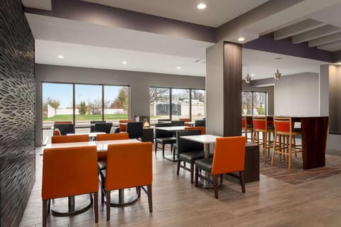 La Quinta Inn & Suites by Wyndham St Louis Route 66 Hotel in Kirkwood