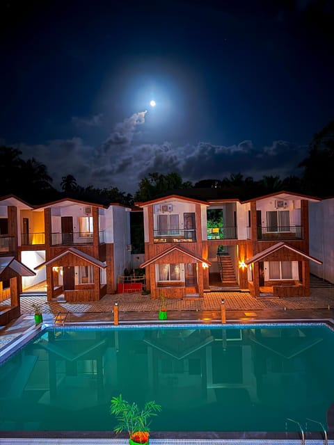 Swimming pool [outdoor]