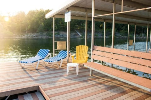 Stormy Point Lakeside Hotel in Sunset Cove Township