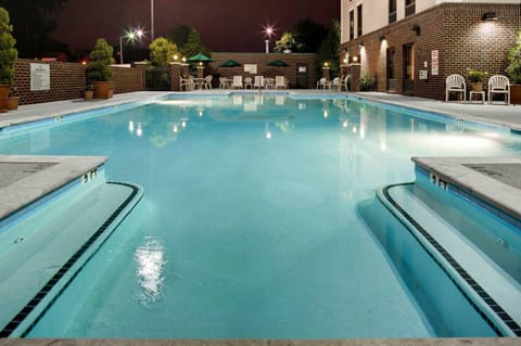 Swimming pool [outdoor]