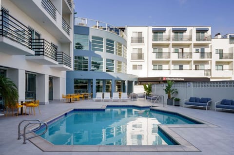 Swimming pool [outdoor]