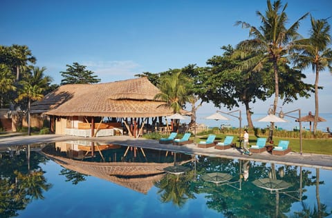 Swimming pool [outdoor]