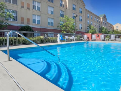 Swimming pool [outdoor]