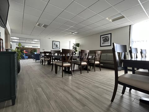 Clarion Inn & Suites Grand Rapids Airport Hotel in Kentwood