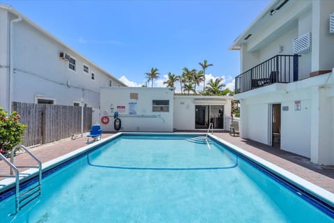 Paradise Oceanfront Hotel in Hollywood Beach