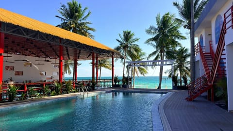 Swimming pool [outdoor]