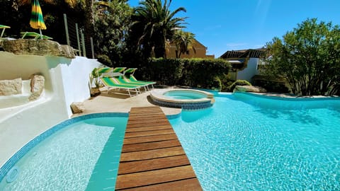 Swimming pool [outdoor]