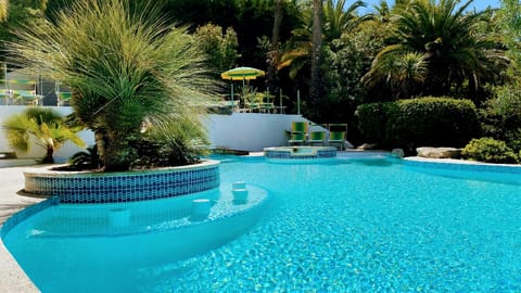 Swimming pool [outdoor]