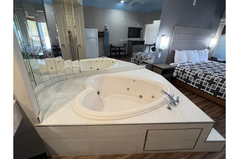 Regency Inn & Suites By Capital O Houston IAH Airport Hotel in Humble