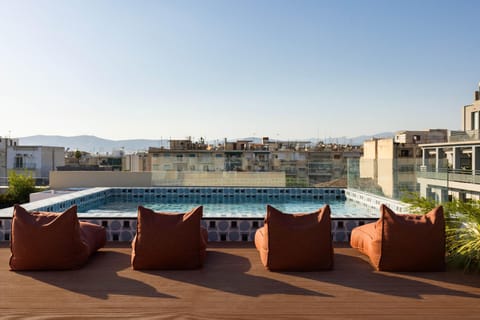 Swimming pool [outdoor]