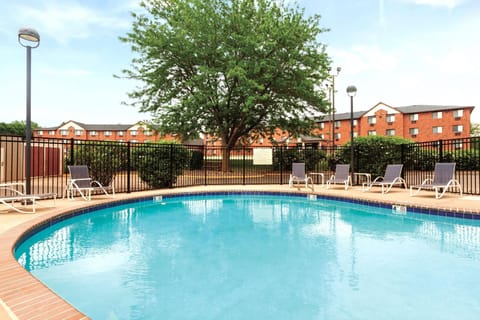 Swimming pool [outdoor]