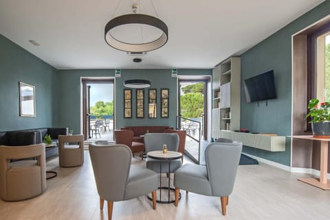 Shared lounge/TV area