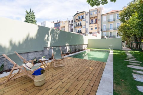 Swimming pool [outdoor]