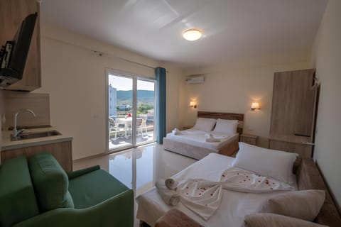 Golden Hotel Hotel in Ksamil