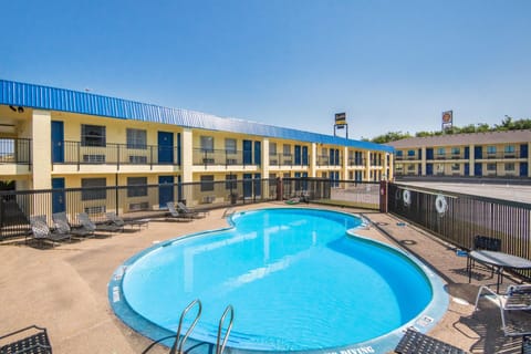 Swimming pool [outdoor]